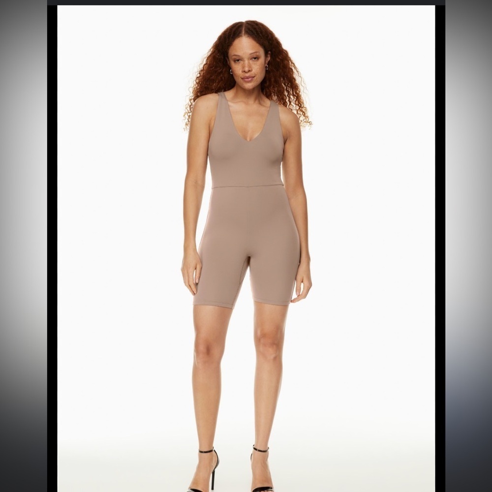 ✨ Aritzia Babaton Contour V-Neck Romper – Size L – EUC ✨